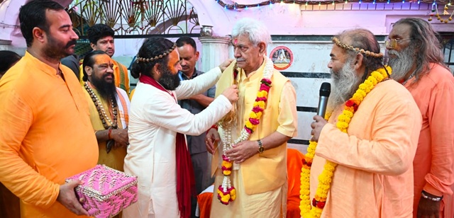 'LG   Sinha pays obeisance at ancient Shri Ram Mandir at Purani Mandi Jammu'